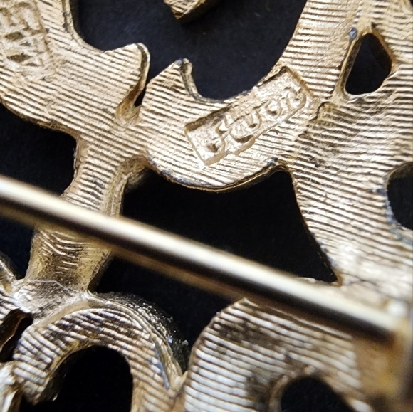 Vintage Avon Gold Tone Scroll Brooch Pendant - Picture 5 of 8